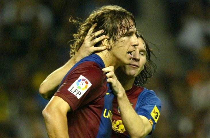 Pemain Barcelona, Carles Puyol merayakan gol bersama Lionel Messi (2006) (AFP)