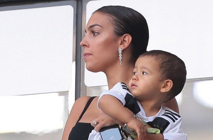 Pacar Cristiano Ronaldo, Georgina Rodriguez saat menyaksikan laga Juventus vs Sassuolo di Alianz Stadium, Turin (instagram/georginagio)