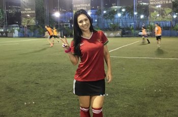 8 Pose Seksi Freestyler Bola Raquel Benetti yang Cinta Indonesia