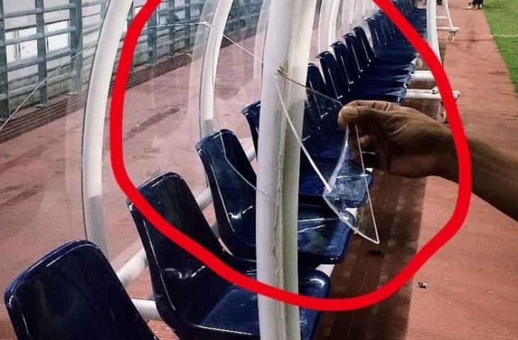 Kaca bench Stadion Batakan pecah (twitter.com/PusamCasual)