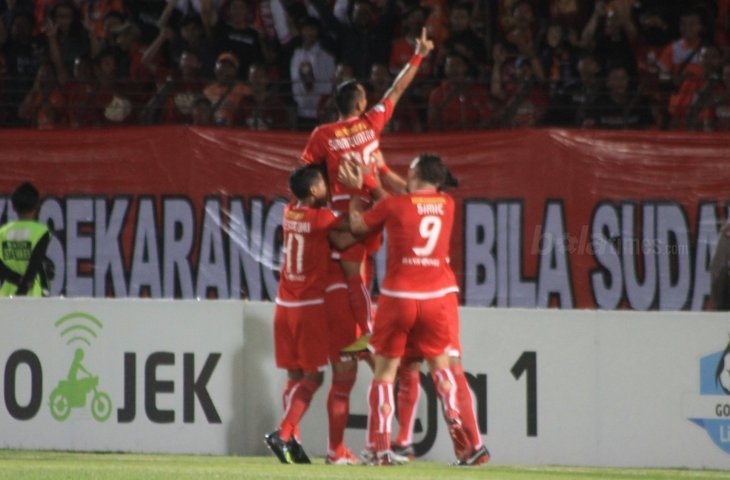 Pemain Persija Jakarta, Riko Simanjuntak merayakan gol ke gawang PSIS Semarang. (BOLATIMES/Stephanus Aranditio)