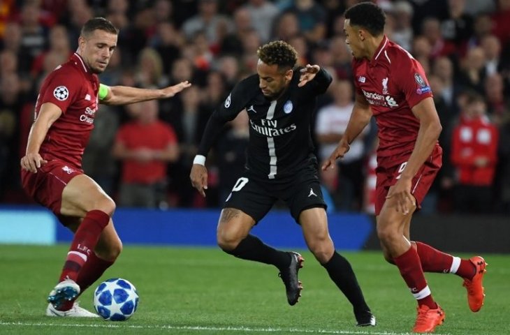 Penyerang PSG, Neymar berusahan melewat pemain Liverpool, Jordan Henderson dan Trent Alexander-Arnold (Paul Ellis/AFP)