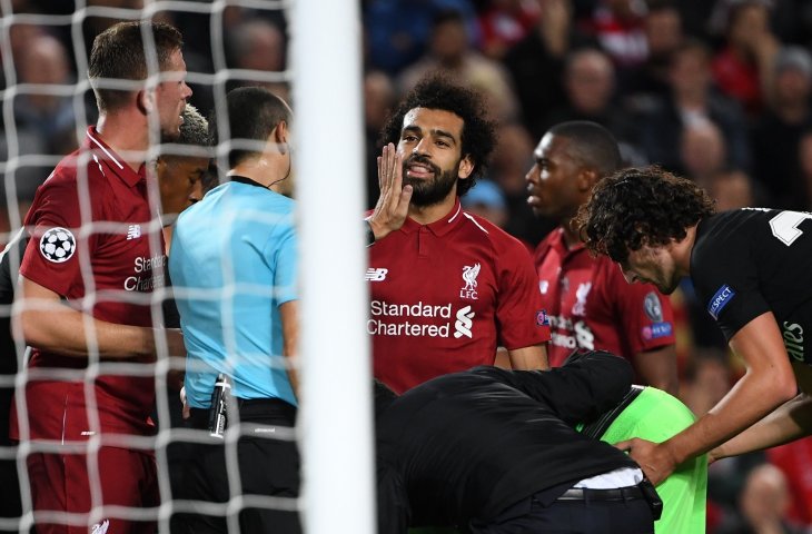 Wasit Cuneyt Cakir menolak protes dari Pemain Liverpool, Mohamed Salah's saat melawan Paris Saint Germain di Liga Champions 2018 (AFP)