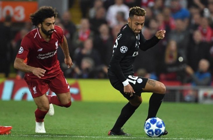 Mohamed Salah (kiri) dan Neymar (kanan) saling merebut bola (Paul Ellis/AFP)