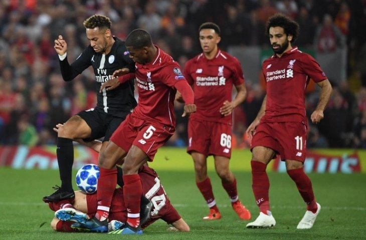 Penyerang PSG, Neymar berusaha mempertahankan bola dari pemain Liverpool (Paul Ellis/AFP)