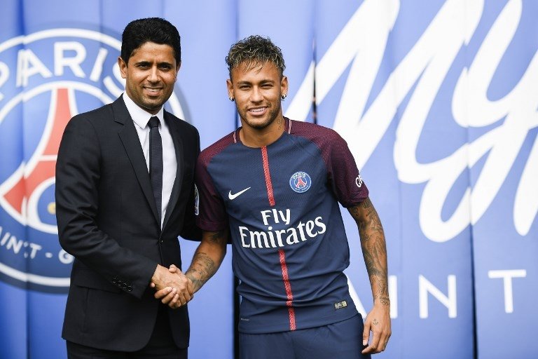 Presiden PSG, Nasser Al-Khelaifi saat merekrut Neymar pada tahun 2017 (Lionel Bonaventure/AFP)