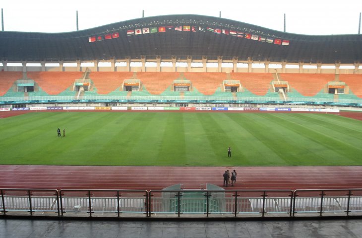 Sejumlah bendera negara peserta Asian Games 2018 terbentang di Stadion Pakansari, Cibinong, Kabupaten Bogor, Jawa Barat, Senin (6/8). Venue sepak bola Asian Games 2018 di Jawa Barat seperti Stadion Pakansari Kabupaten Bogor, Stadion Patriot Kota Bekasi, Stadion Wibawamukti Kabupaten Bekasi dan Stadion Si Jalak Harupat Kabupaten Bandung telah siap 100 persen. (ANTARA FOTO/Arif Firmansyah)