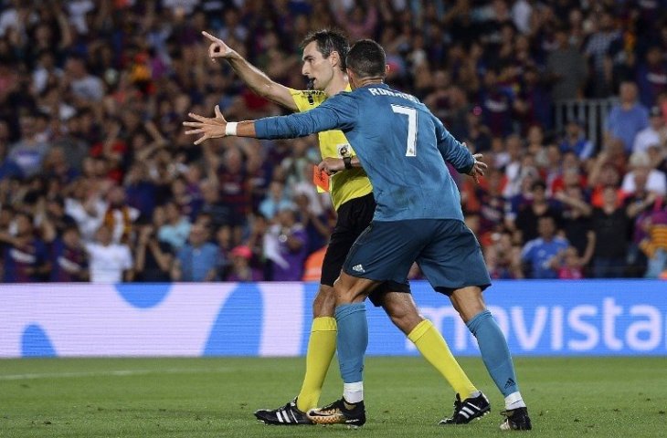 Cristiano Ronaldo saat mendapatkan kartu merah ketika melawan Barcelona (Josep Lago/AFP)