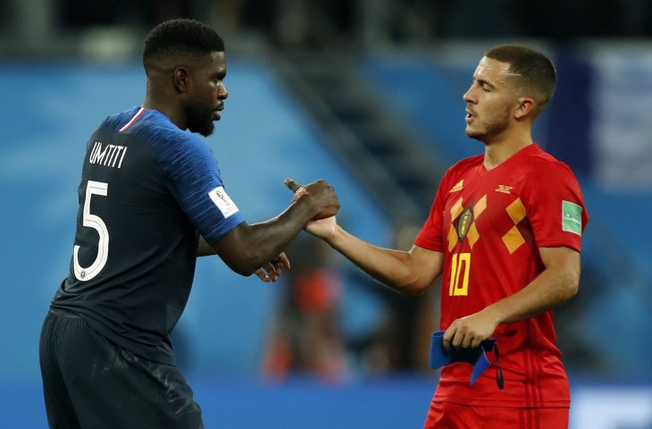 Pemain Prancis, Samuel Umtiti dan Pemain Belgia, Eden Hazard di Piala Dunia 2018 (AFP)