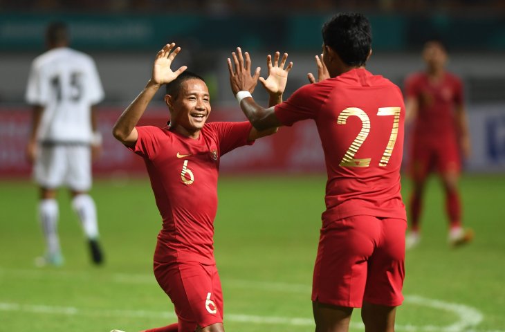 Pemain timnas Indonesia Evan Dimas (kiri) melakukan selebrasi usai mencetak gol ke gawang Mauritius dalam partai persahabatan di Stadion Wibawa Mukti, Bekasi, Jawa Barat, Selasa (11/9). Indonesia berhasil menang dengan skor 1-0. (ANTARA FOTO/Akbar Nugroho Gumay)