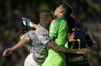 Pemain Cruzeiro Tanduk Rahang Kiper Boca Juniors Hingga Berdarah