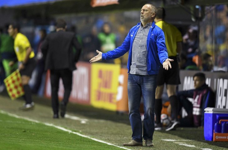 Reaksi pelatih Cruzeiro, Mano Menezes saat melihat kartu merah untuk anak asuhnya Dede di pertandingan perempat final Copa Libertadores 2018 melawan Boca Juniors (AFP)