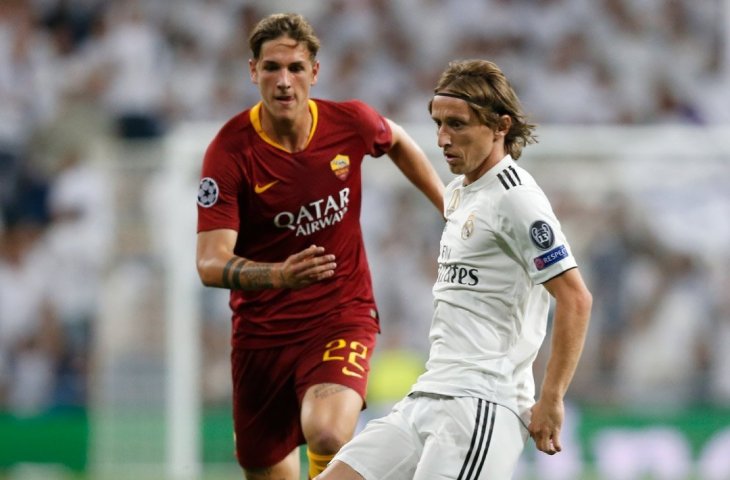 Pemain Real Madrid, Luka Modric dikawal pemain AS Roma, Nicolò Zaniolo laga laga perdana Liga Champions 2018 (twitter/RealMadrid)