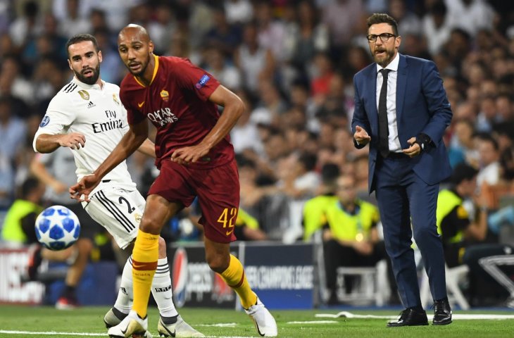 Pelatih AS Roma, Eusebio Di Francesco (kanan) melihat pemain AS Roma, Steven Nzonzi (tengah) melewati pemain Real Madrid, Dani Carvajal saat Liga Champions group G (AFP)