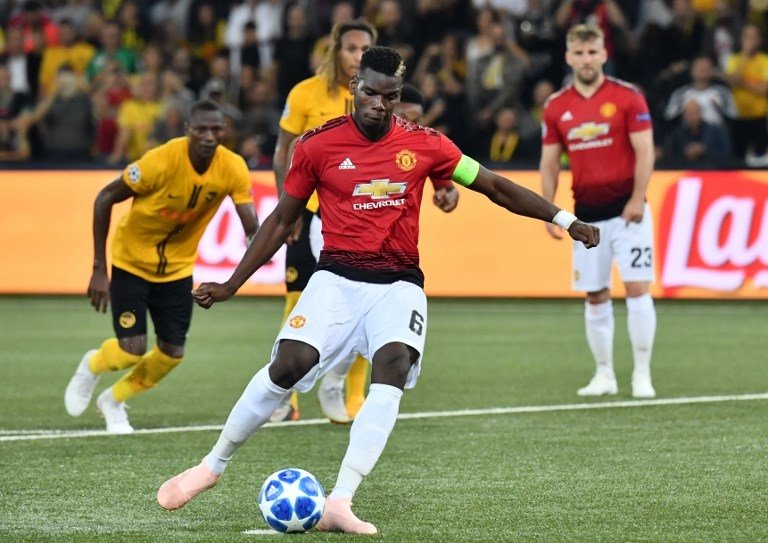 Paul Pogba saat menendang penalti ketika melawan Young Boys (Alain Grosclaude/AFP)