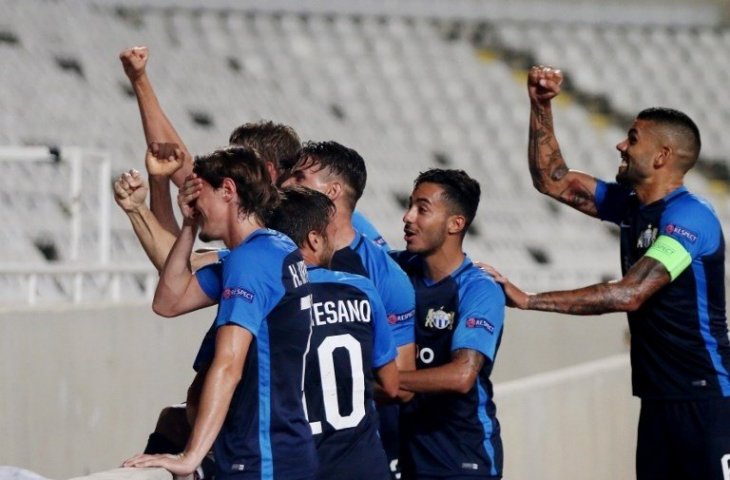 Sambil menahan tawa, para pemain FC Zurich merayakan gol Benjamin Kololli (Sakis Savvides/AFP)