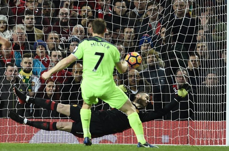 Pemain Liverpool, James Milner menjebol gawang Manchester United yang dikawal kiper David de Gea saat pertandingan Liga Primer Inggris di Old Trafford, Manchester (15/1/2017) (AFP)