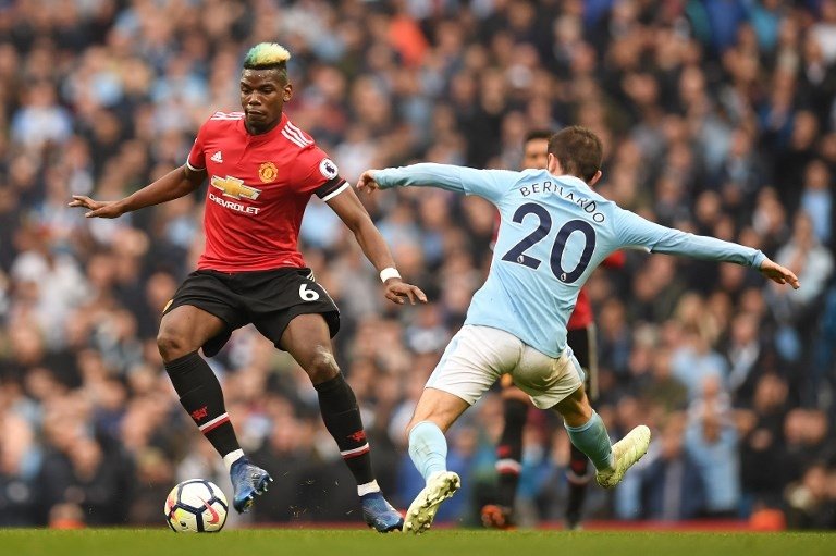 Aksi Paul Pogba mencoba melewati Bernardo Silva saat derby Manchester pada 7 April 2018 (Paul Ellis/AFP)