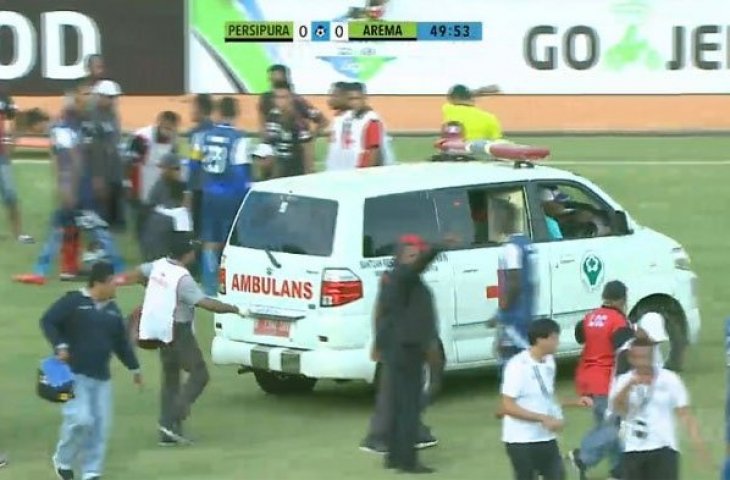 Ambulance membawa pemain Arema FC Hendro Siswanto