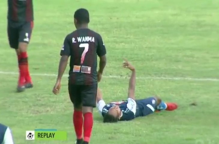 Pemain Arema FC, Hendro Siswanto pingsan saat melawan Persipura Jayapura