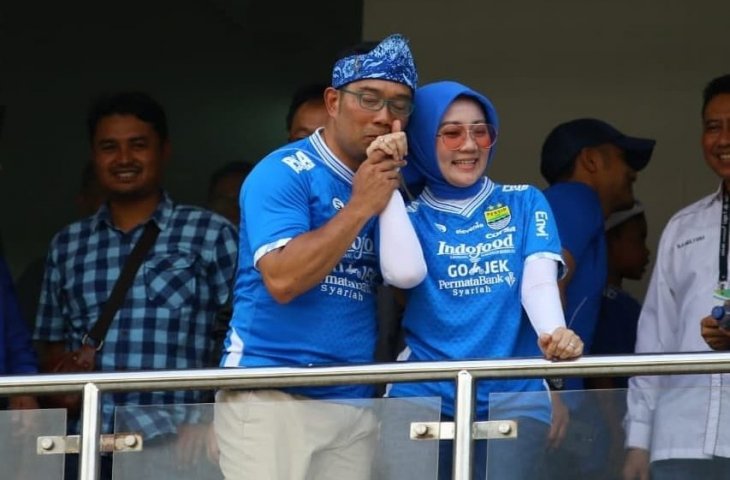 Ridwan Kamil dan istrinya, Atalia Praratya. (Instagram/@ayopersib).