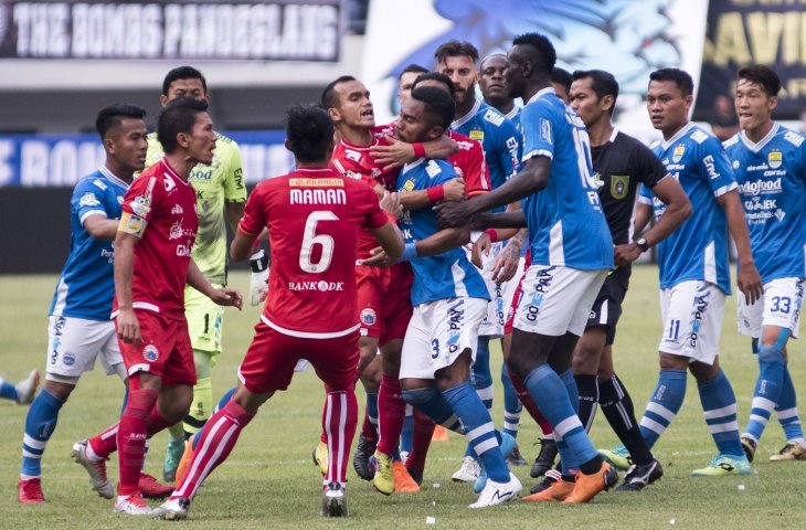 Sejumlah pemain Persib Bandung beradu mulut dengan sejumlah pemain Persija Jakarta pada pertandingan lanjutan Go-Jek Liga 1 2018 di Stadion Gelora Bandung Lautan Api, Bandung, Jawa Barat, Minggu (23/9). Persib Bandung berhasil mengalahkan Persija Jakarta dengan skor akhir 3-2. (ANTARA FOTO/Novrian Arbi)