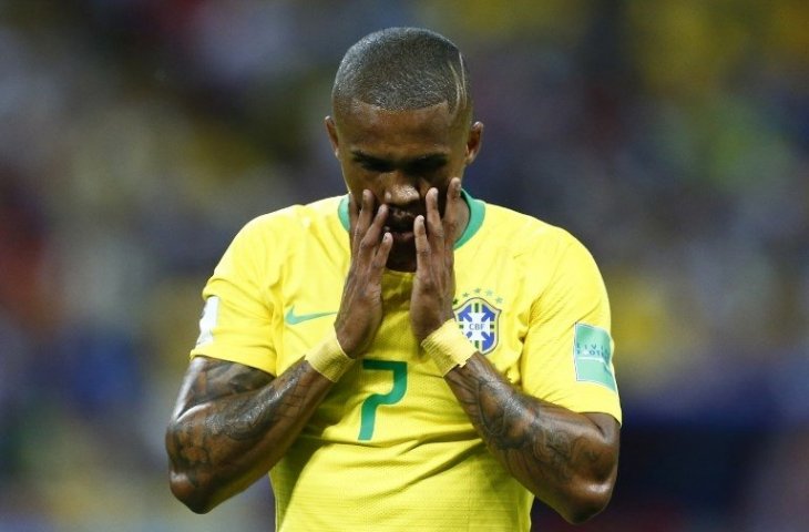 Gelandang Juventus, Douglas Costa berseragam Timnas Brasil (Benjamin Cremel/AFP)