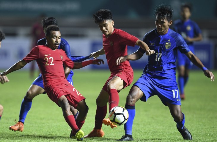 Pemain Timnas Indonesia U-19 Todd Rivaldo Ferre (kiri) dan Samuel Christianson Simanjuntak (tengah) berebut bola dengan pesepak bola Thailand U-19 Kritsana Daokrajai (kanan) pada laga PSSI 88th U19 International Tournament di Stadion Pakansari, Cibinong, Bogor, Jawa Barat, Minggu (23/9). Pertandingan tersebut berakhir imbang dengan skor 2-2. (ANTARA FOTO/Hafidz Mubarak A)