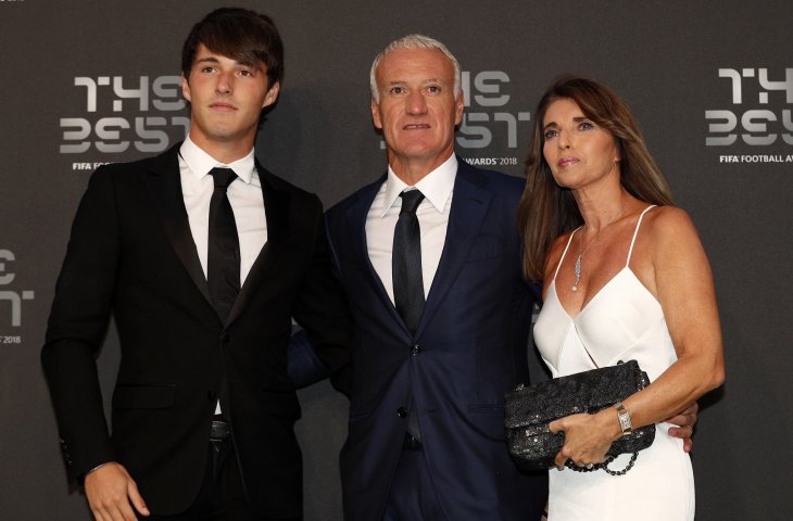 Pelatih Prancis, Didier Deschamps bersama istrinya, Claude dan anaknya, Dylan (AFP)