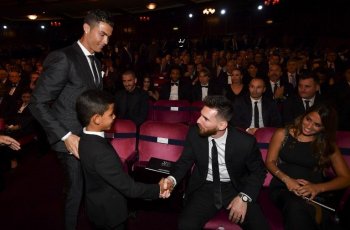 Kompak Absen di Gala Penghargaan FIFA, Ronaldo dan Messi Dikritik