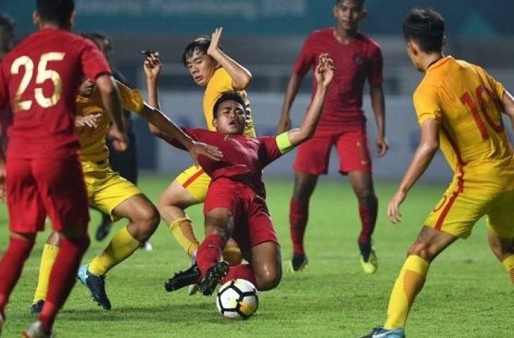 Kapten Timnas U19 Indonesia Nurhidayat Haji Haris (tengah) mencoba mempertahankan bola saat melawan Timnas U19 Cina dalam laga PSSI 88th U19 International Tournament di Stadion Pakansari, Cibinong, Bogor, Jawa Barat, Selasa (25/9). ANTARA FOTO/Sigid Kurniawan