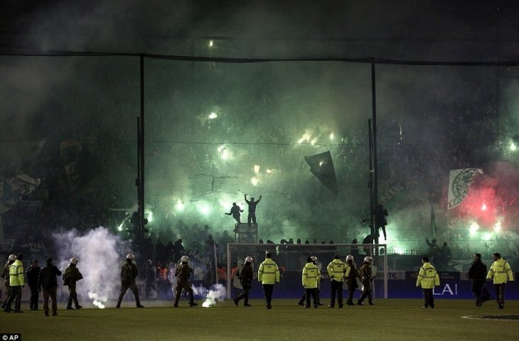 Kericuhan antara pendukung Panathinaikos dan Olympiakos pada 2015. (Dok. Daily Mail).