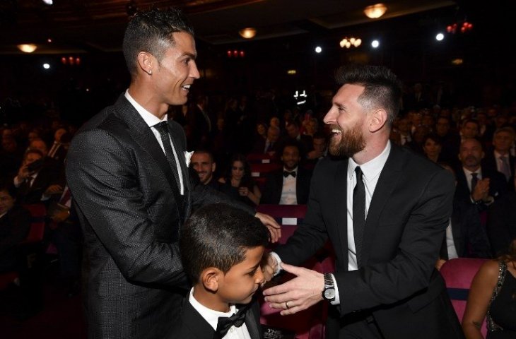 Cristiano Ronaldo dan Lionel Messi berjabat tangan saat menghadiri penghargaan FIFA pada 23 Oktober 2017 (Ben Stansall/AFP)