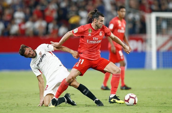 Penyerang Real Madrid berdueal dengan pemain Sevilla. (Twitter/@realmadrid).