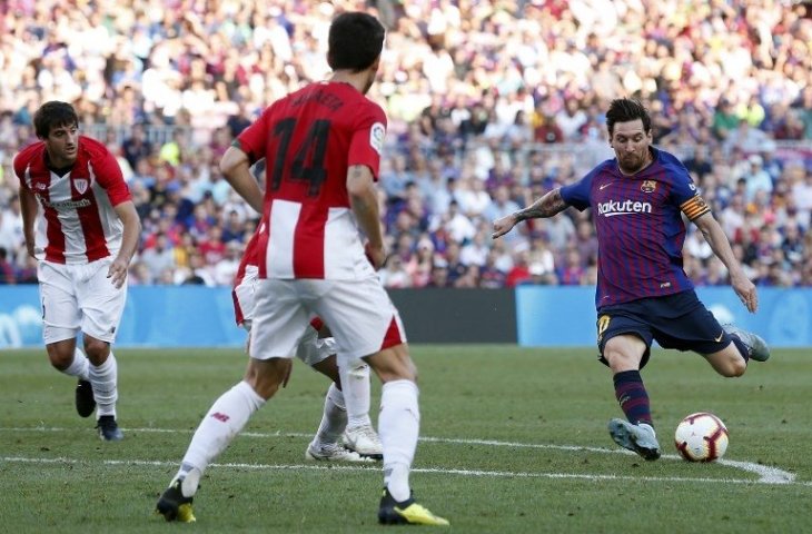 Lionel Messi melakukan tendangan saat laga Barcelona kontra Athletic Bilbao pada 29 September 2018 (Pau Barrena/AFP)