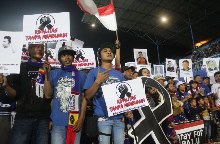 Suporter tim Arema FC, Aremania membawa spanduk saat Ikrar Damai Sepakbola Indonesia di Stadion Kanjuruhan, Malang, Jawa Timur, Sabtu (29/9). Ikrar damai tersebut diharapkan mampu menciptakan suasana kondusif dalam kancah sepakbola nasional. (ANTARA FOTO/Ari Bowo Sucipto)