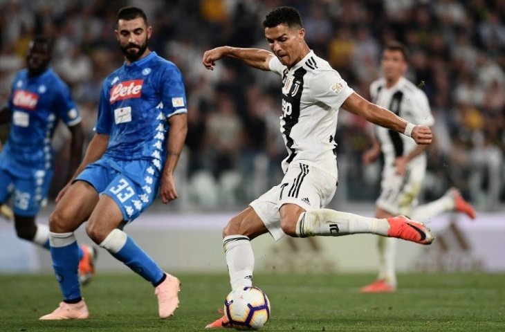 Cristiano Ronaldo menendang bola saat melawan Napoli pada 29 September 2018 (Marco Bertorello/AFP)