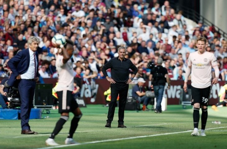 Pelatih Manchester United, Jose Mourinho saat memimpin pertandingan melawan West Ham (Ian Kington/AFP)