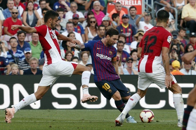 Lionel Messi melakukan tendangan saat laga Barcelona kontra Athletic Bilbao pada 29 September 2018 (Pau Barrena/AFP)