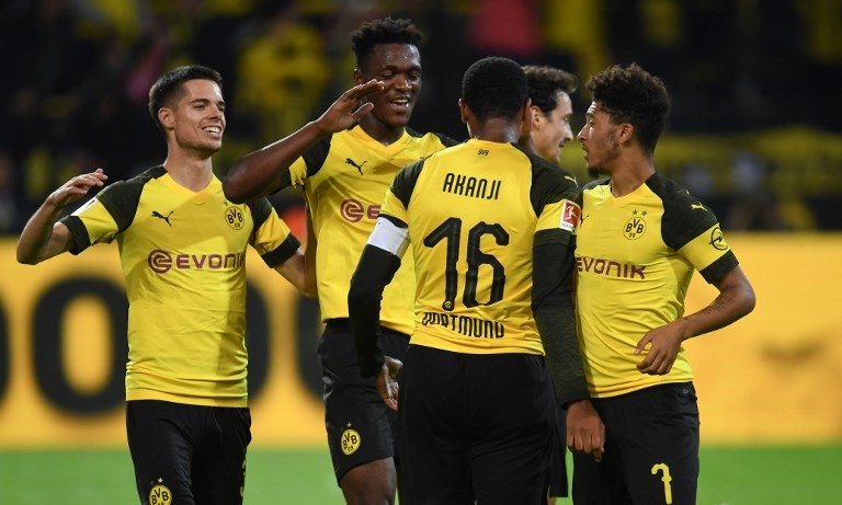 Para penggawa Borussia Dortmund merayakan gol  Manuel Akanji ke gawang Nurnberg pada 26 September 2018 (Patrik Stollarz/AFP)