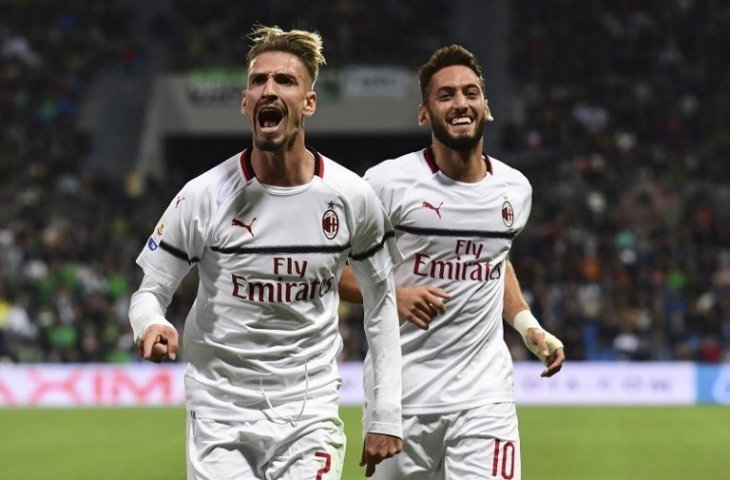 Penyerang AC Milan, Samuel Castillejo merayakan golnya ke gawang Sassuolo bersama Hakan Calhanoglu pada 30 September 2018 (Miguel Medina/AFP)