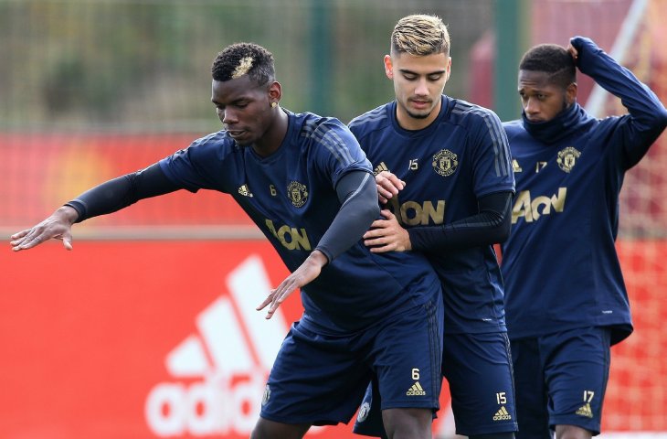 Pemain Manchester United, Paul Pogba (kiri) dan Andreas Pereira (tengah) berlatih di Stadion Old Trafford jelang laga melawan Valencia di babak penyisihan grup H Liga Champions 2018 (AFP)