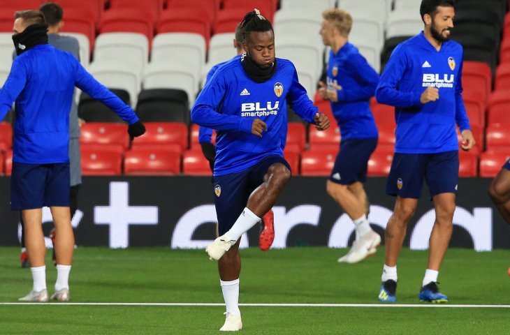 Pemain Valencia, Michy Batshuayi berlatih di Stadion Old Trafford jelang laga melawan Manchester United di babak penyisihan grup H Liga Champions 2018 (AFP)