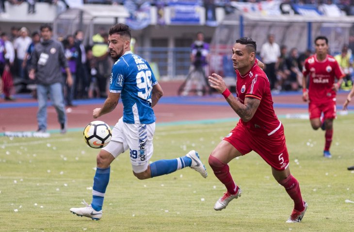 Pemain Persib Bandung Jonatan Bauman (kiri) berebut bola dengan pemain Persija Jakarta Jameirson Xavier (kanan) pada pertandingan lanjutan Go-Jek Liga 1 2018 di Stadion Gelora Bandung Lautan Api, Bandung, Jawa Barat, Minggu (23/9). Persib Bandung berhasil mengalahkan Persija Jakarta dengan skor akhir 3-2. (ANTARA FOTO/Novrian Arbi)