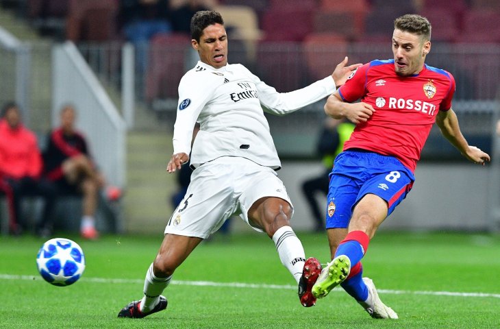 Pemain CSKA Moscow, Nikola Vlasic melewati pemain Real Madrid, Raphael Varane saat mencetak gol ke gawang ke gawang Real Madrid pada laga pekan kedua grup G Liga Champions di Stadion Luzhniki, Moscow (2/10/2018) (AFP)