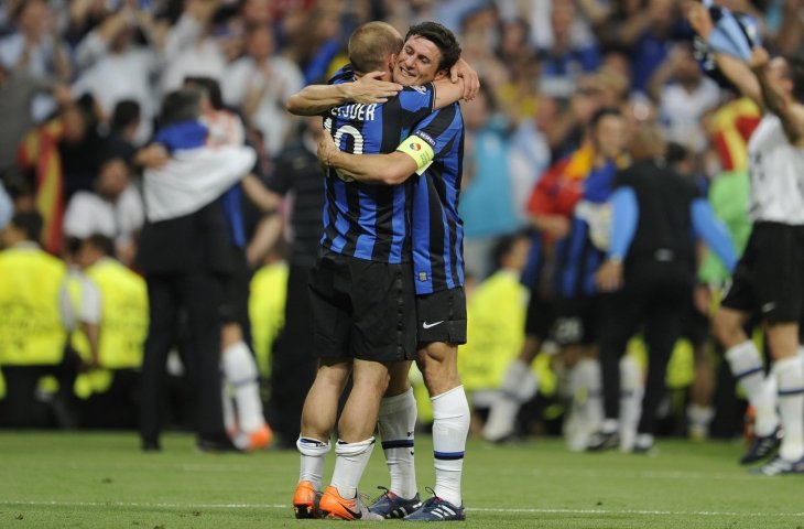 Pemain Inter Milan, Wesley Sneijder (kanan) dan kapten Inter Milan, Javier Zanetti merayakan gelar gelar juara Liga Champions 2010 (AFP)