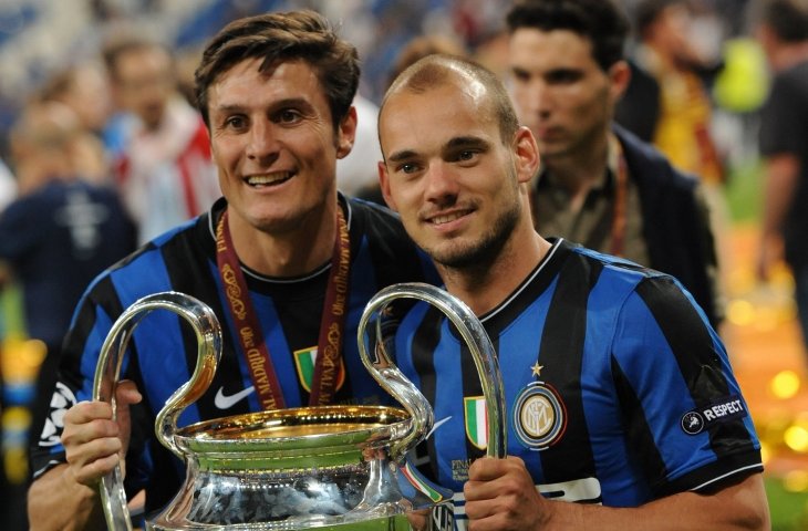 Pemain Inter Milan, Wesley Sneijder (kanan) dan kapten Inter Milan, Javier Zanetti berfoto bersama trofi Liga Champions 2010. (AFP)