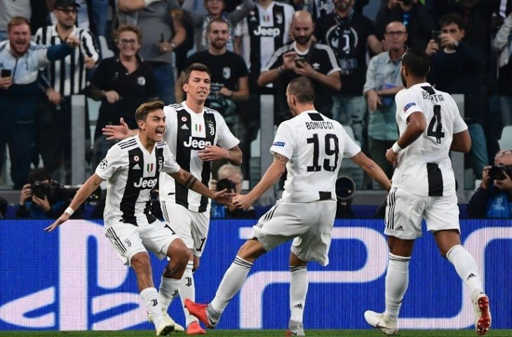 Paulo Dybala merayakan gol bersama rekan satu tim saat  mencetak gol ke gawang Young Boys pada 2 Oktober 2018 (Miguel Medina/AFP)