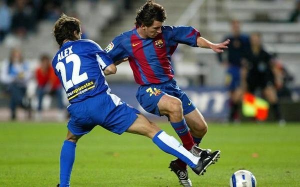 Lionel Messi berebut bola dengan pemain Espanyol saat melakoni laga debut bersama Barcelona 2004 silam. (Dok. sportskeeda.com)