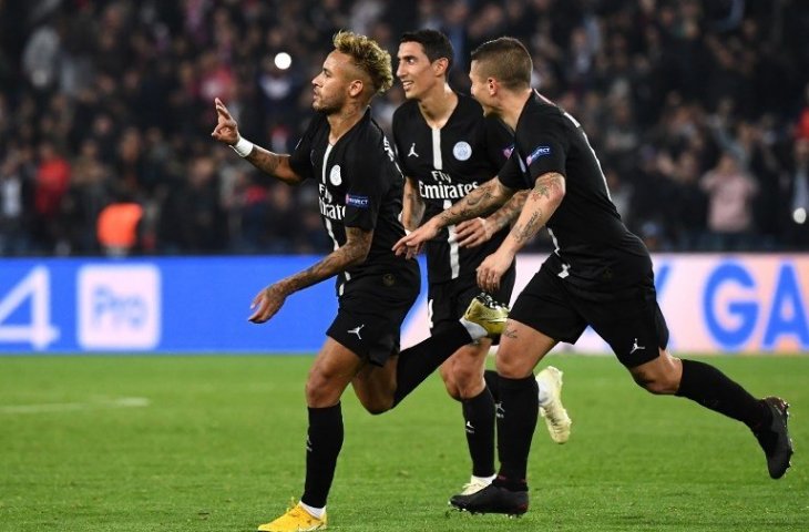 Neymar meraykan gol bersama rekannya ketika mencetak gol ketiga ke gawang Red Star Belgrade pada 3 Oktober 2018 (Anne-Christine Poujoulat/AFP)